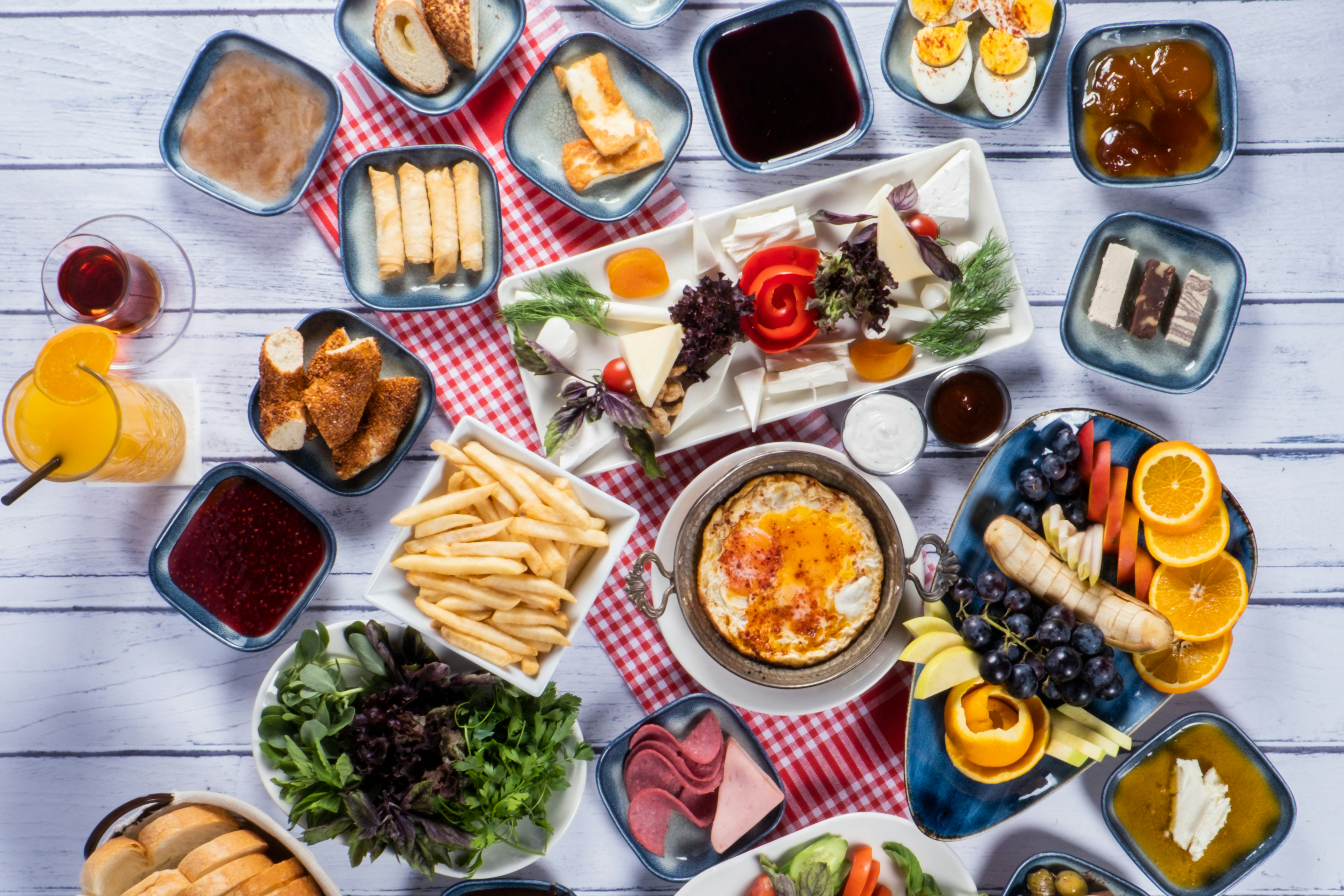 Turkish Breakfast Culture: From Traditional Spreads to Modern Brunch Trends